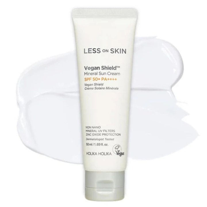 Holika Holika Less On Skin Vegan Shield 50 ml mineralsk solcreme i hvid tube med SPF 50 over cremet hvid tekstur