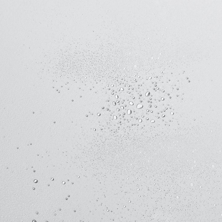 Dermalogica UltraCalming Mist 177 ml beroligende ansigtsspray med en let tekstur af fine vanddråber på en lys flade