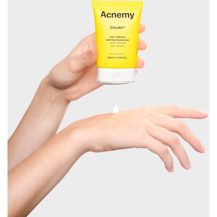 Niche Beauty Lab Acnemy Zitcalm 50 ml beroligende ansigtscreme mod rødme i gul tube påføres på en hånd