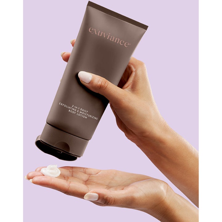 Exuviance 2 in 1 Daily Exfoliating & Moisturizing Body Lotion 177 ml i brun tube der giver cremet tekstur til hånden