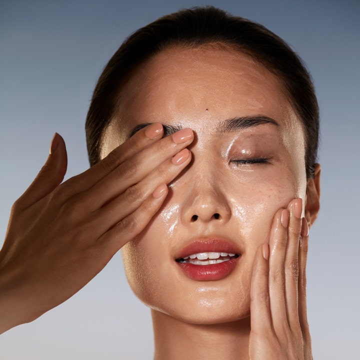 Estée Lauder Advanced Night Cleansing Balm 70 ml fjerner makeup og giver ren hud vist på en model