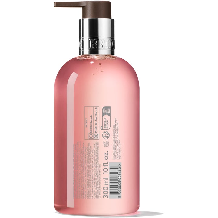 Molton Brown Delicious Rhubarb & Rose 300 ml velduftende håndsæbe i klar flaske med ingrediensliste på bagsiden.
