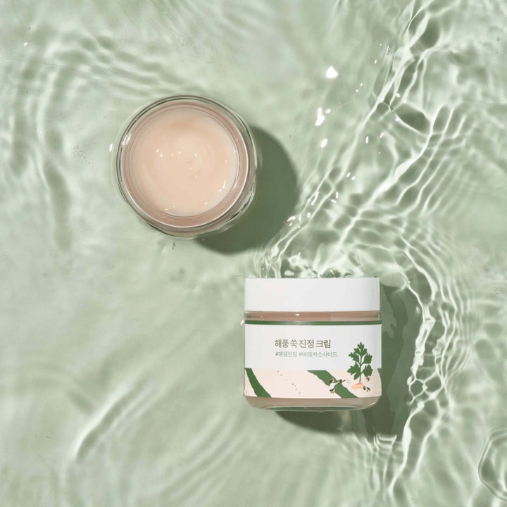 Round Lab Mugwort Calming Cream 80 ml beroligende dagcreme i glaskrukke med let tekstur i grønt vand