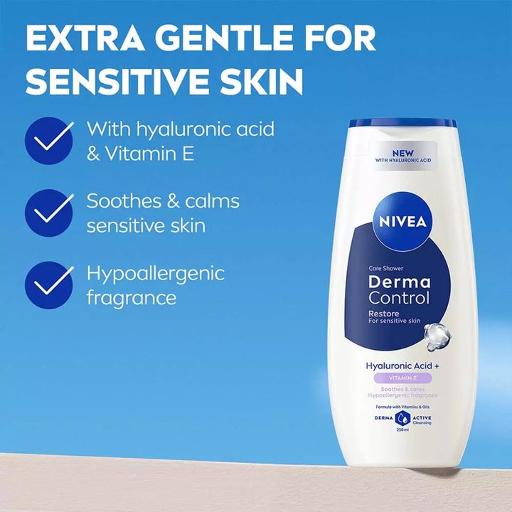 Nivea Derma Control Restore Sensitive Shower 250 ml beroliger huden i hvid flaske vist med blå infografik