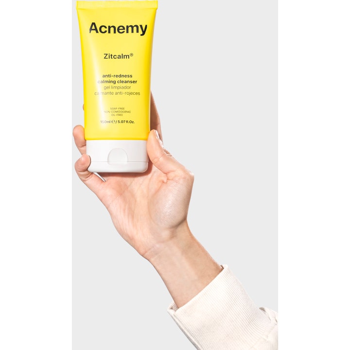 Niche Beauty Lab Acnemy Zitcalm Cleansing Gel 150 ml beroligende ansigtsrens mod rødme i gul tube holdt af en hånd