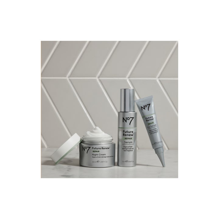 No7 Future Renew Repair Night Cream 50 ml reparerende natcreme i åben sølv krukke sammen med serum og øjenserum