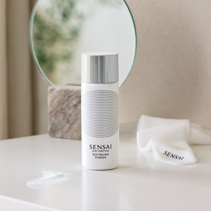 Sensai Silky Purifying Silk Peeling Powder 40 g eksfolierende enzympeeling i hvid flaske med sølvlåg og puddertekstur