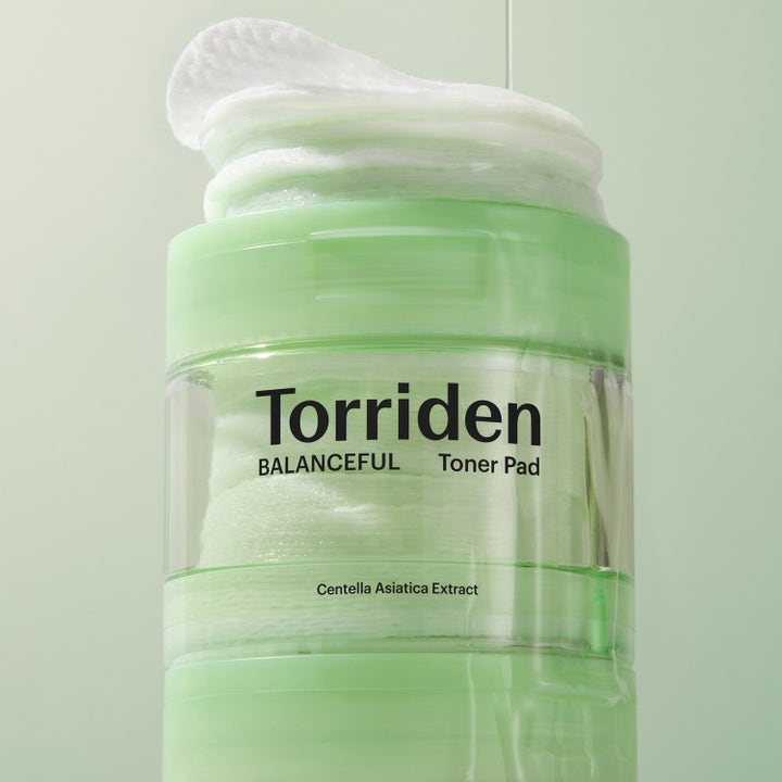 Torriden BALANCEFUL Cica Toner Pad 180 ml beroligende toner i lysegrøn krukke fyldt med bløde vatrondeller