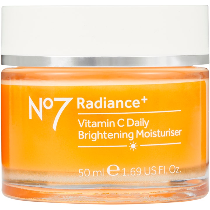 No7 Radiance+ Vitamin C Daily Brightening Moisturiser 50 ml glødgivende ansigtscreme i glaskrukke med orange gel.