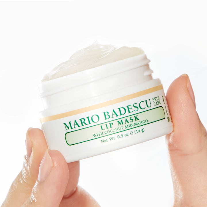 Mario Badescu Lip Mask Coconut & Mango 14 ml fugtgivende læbemaske i åben hvid krukke med cremet tekstur i en hånd.