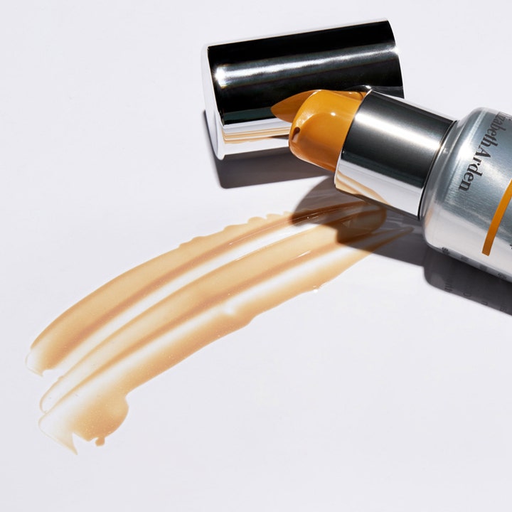 Elizabeth Arden Prevage City Smart SPF50 40 ml fugtgivende solcreme viser en beige-orange tekstur og sølvpumpe.