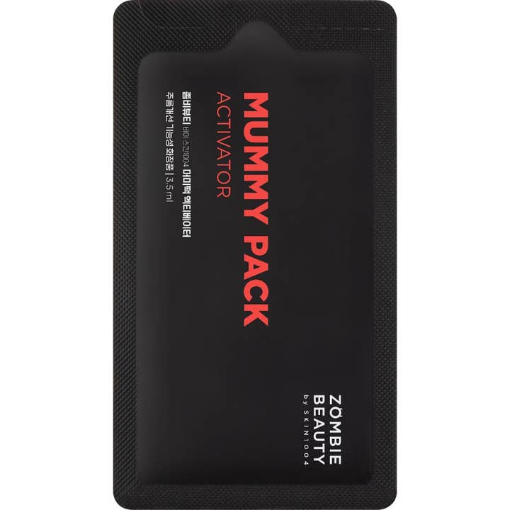 SKIN1004 Zombie Beauty Mummy Pack & Activator Kit 3,5 ml opstrammende ansigtsmaske i sort sachet med rød tekst