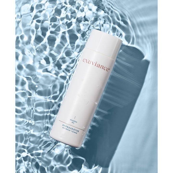 Exuviance HydraSoothe Refresh Toner 200 ml beroligende toner i hvid flaske flydende i blåt, rislende vand.