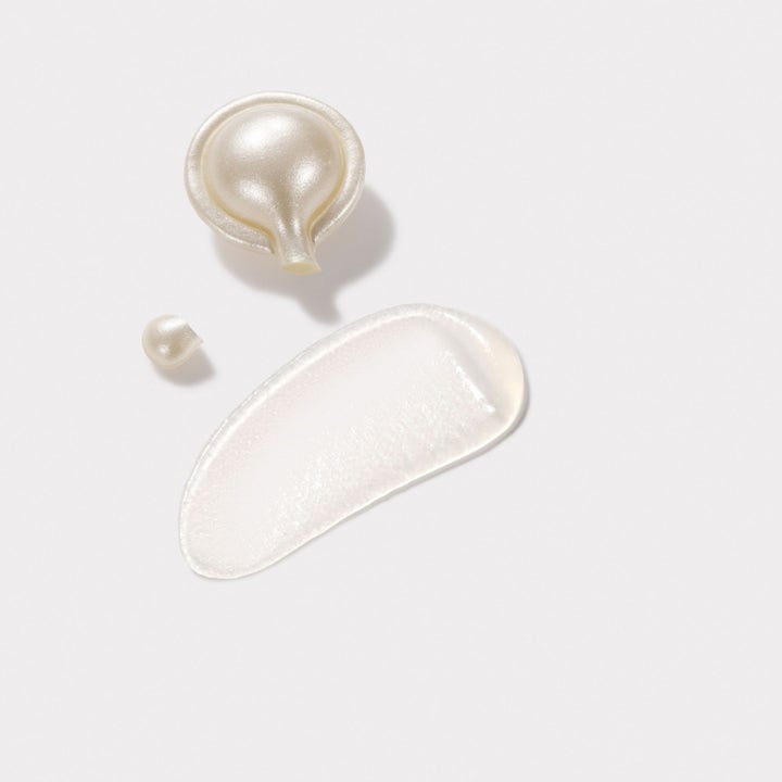 Elizabeth Arden Ceramide Capsules Hyaluronic Acid + Peptides 30 stk serum viser perlemorshvid kapsel og let, klar tekstur