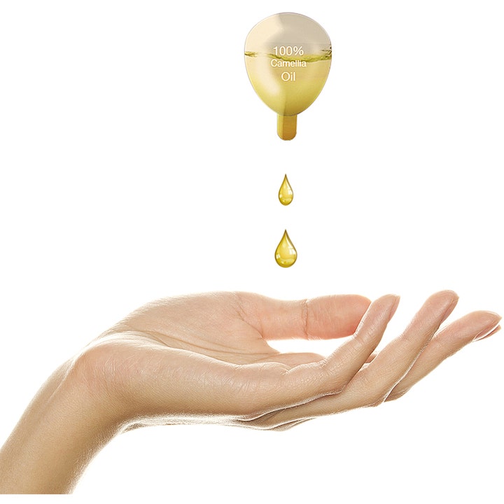 Starskin 100% Camellia Nourishing 2-Step Oil Sheet Mask 25 g med dråber af camelliaolie i en håndflade