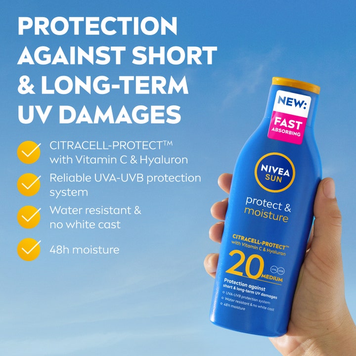 NIVEA Protect & Moisture Sun Lotion 200 ml fugtgivende solcreme spf 20 i blå flaske mod en klar himmel