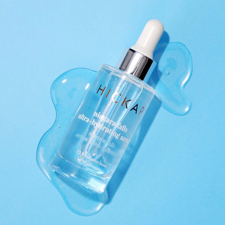 Hickap Niagara Falls Ultra-Hydrating Serum 30 ml fugtgivende serum i klar glasflaske med pipette i blå vandtekstur