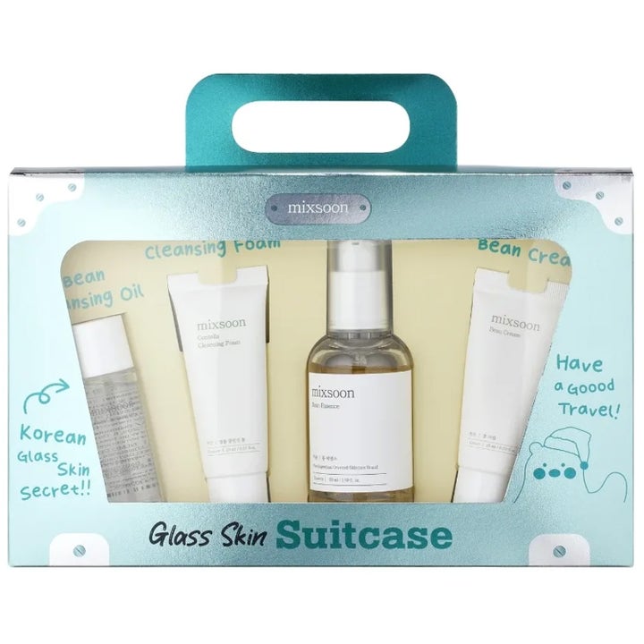 Mixsoon Glass Skin Suitcase rejsesæt til fugtgivende pleje i lyseblå kuffertæske med hvide tuber og klare flasker.