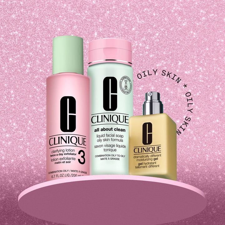Clinique 3-Step Skincare System 525 ml hudplejesæt giver balance til fedtet hud vist med tre flasker på en lyserød podie.