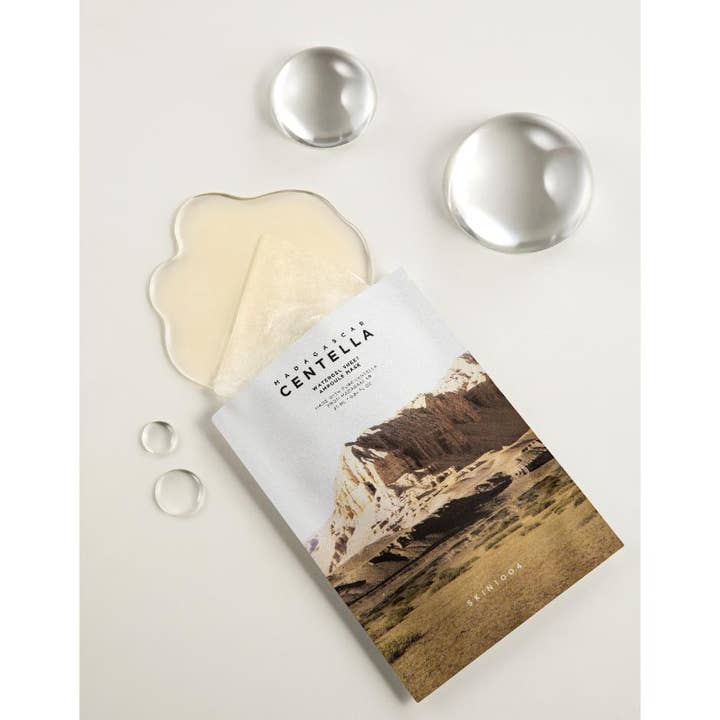 SKIN1004 Madagascar Centella Watergel Sheet Ampoule Mask 5 stk fugtgivende maske ved siden af geltekstur