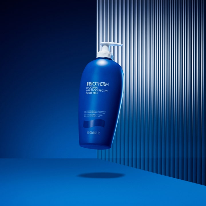 Biotherm Biocorps Multi-Corrective Body Milk 400 ml fugtgivende bodylotion i blå pumpeflaske svævende i blåt studie