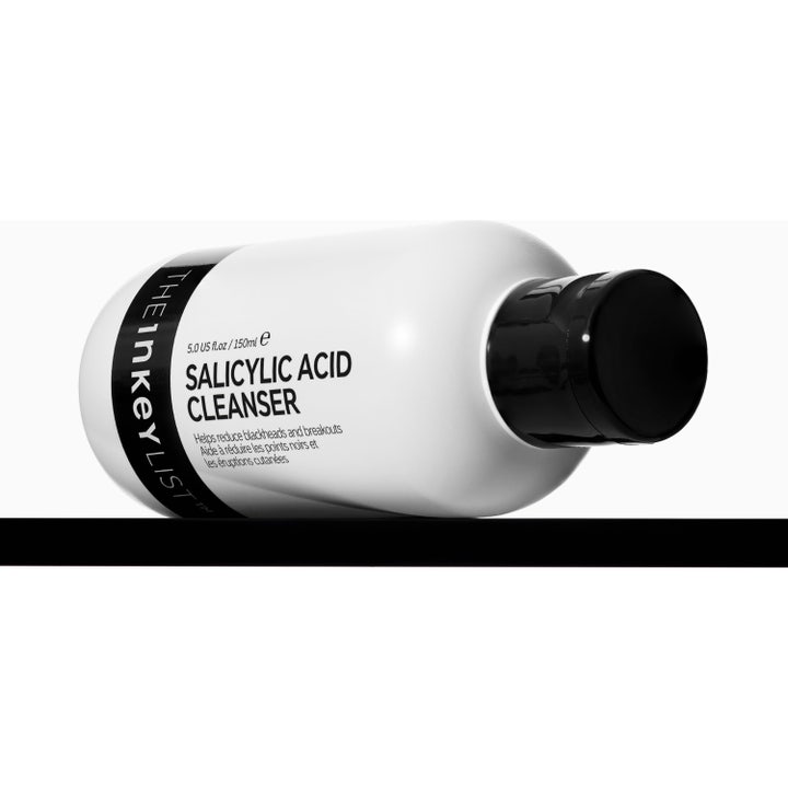 The INKEY List Salicylic Acid Cleanser 150 ml rengøringsgel mod hudorme i en liggende hvid flaske med sort låg