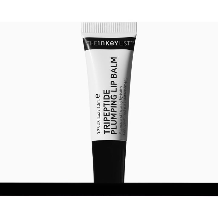 The INKEY List Tripeptide Plumping Lip Balm 10 ml læbepleje der giver fylde påføres fugtede blanke læber.