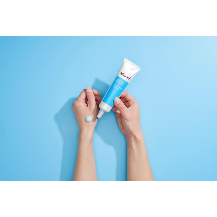 Murad Clarifying Water Gel 60 ml fugtgivende ansigtsgel i hvid tube vist med en lyseblå geltekstur på en hånd