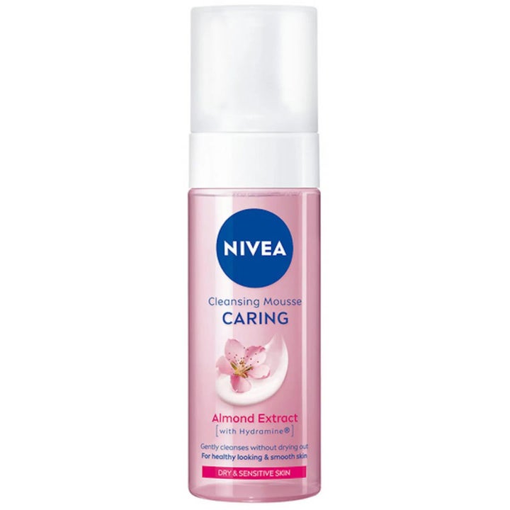 Nivea Caring Cleansing Mousse 150 ml ansigtsrens til tør hud i lyserød flaske med hvidt pumpelåg
