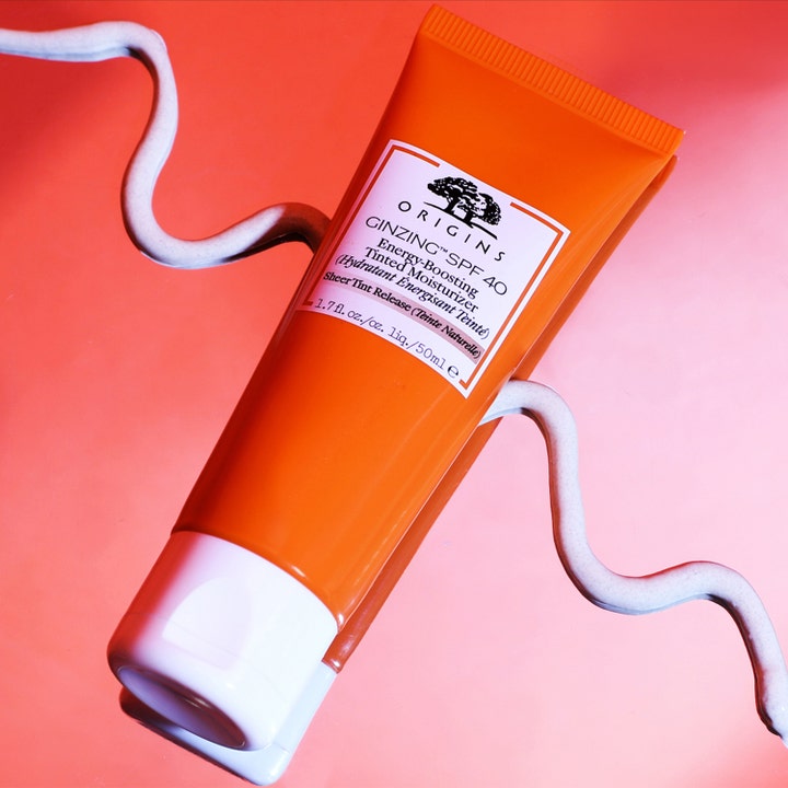 Origins GinZing SPF40 Tinted Moisturizer 50 ml energigivende solcreme i orange tube med lys cremetekstur