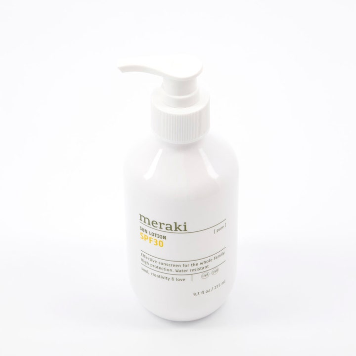 Meraki PURE Sun Lotion SPF30 275 ml beskyttende solcreme til kroppen i hvid plastflaske med pumpe