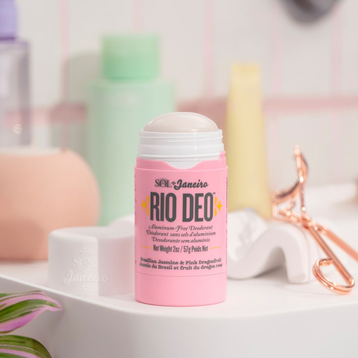 Sol de Janeiro Rio Deo 68 57 ml aluminiumsfri deodorant stick i pink hylster vist åben i et lyst badeværelse.
