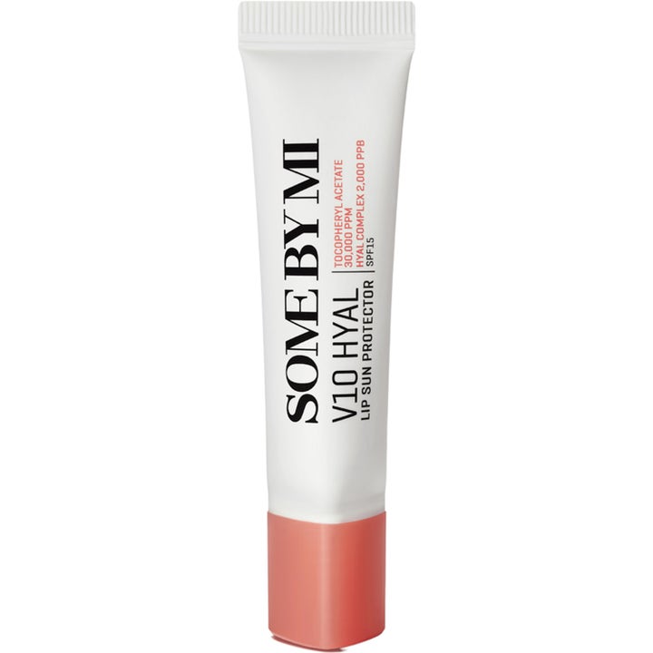 Some By Mi V10 Hyal Lip Sun Protector SPF15 fugtgivende læbepleje i hvid tube med koralfarvet låg
