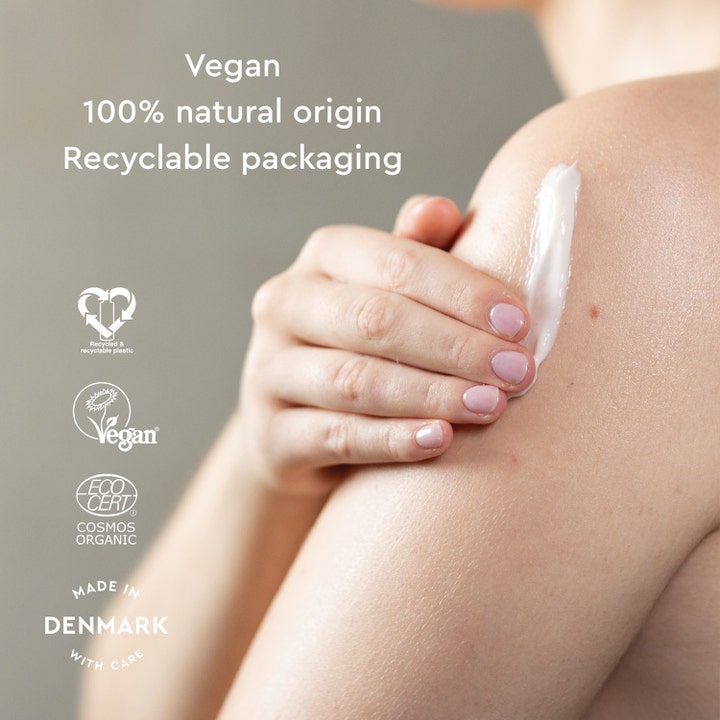 Urtekram Body Lotion Wild Lemongrass 245 ml fugtgivende creme påføres huden med tekst om vegansk indhold