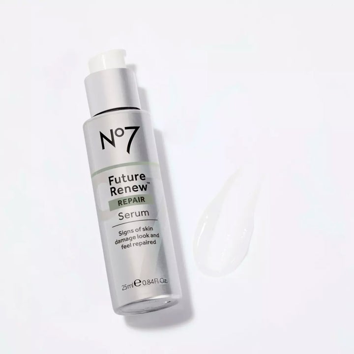 No7 Future Renew Repair Serum 25 ml reparerende ansigtsserum i sølvfarvet pumpeflaske med en let geltekstur.