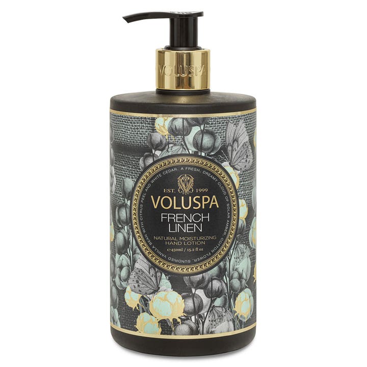 Voluspa French Linen 450ml fugtgivende håndlotion i sort flaske med guldpumpe dekoreret med bomuldsblomster.