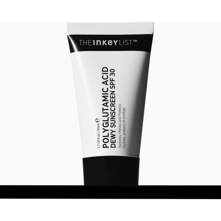 The INKEY List Polyglutamic Acid Dewy Sunscreen SPF30 50 ml solcreme giver glød med cremet tekstur på en gul blok