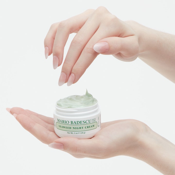 Mario Badescu Seaweed Night Cream 29 ml fugtgivende natcreme i hvid krukke med blød lysegrøn tekstur i hænder