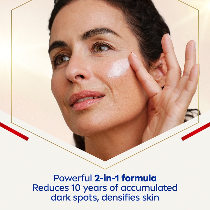 NIVEA LUMINOUS 630 Anti-Age & Dark-Spot Serum 30 ml påføres på kinden af en kvinde for at reducere pigmentpletter