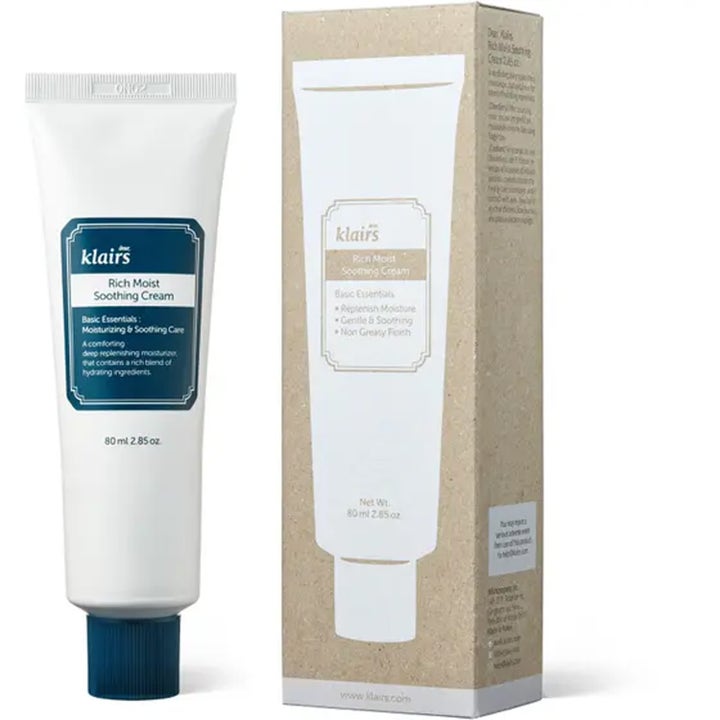 Klairs Rich Moist Soothing Cream 80 ml fugtgivende ansigtscreme i hvid tube med mørkeblåt låg og beige æske.