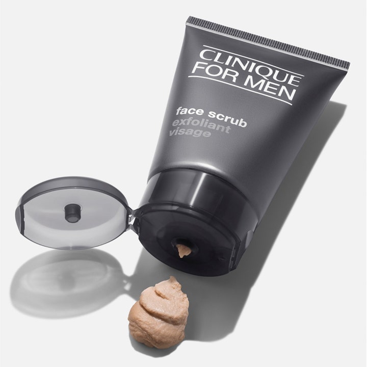 Clinique For Men Face Scrub 100 ml ansigtsskrubb i grå tube med en klat cremet beige peeling tekstur foran.
