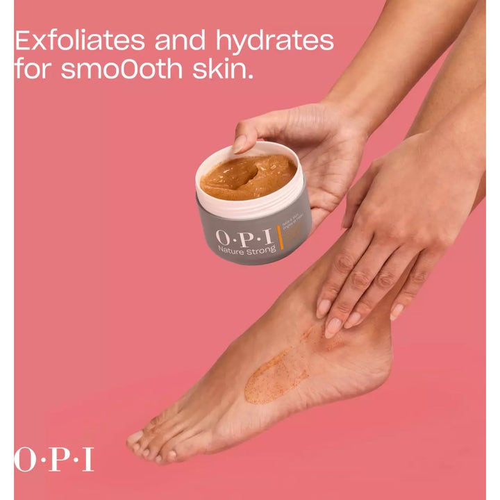 OPI Nature Strong Smooth It Out Foot Scrub 250 ml eksfolierende fodpleje med brunlig tekstur påført en fod
