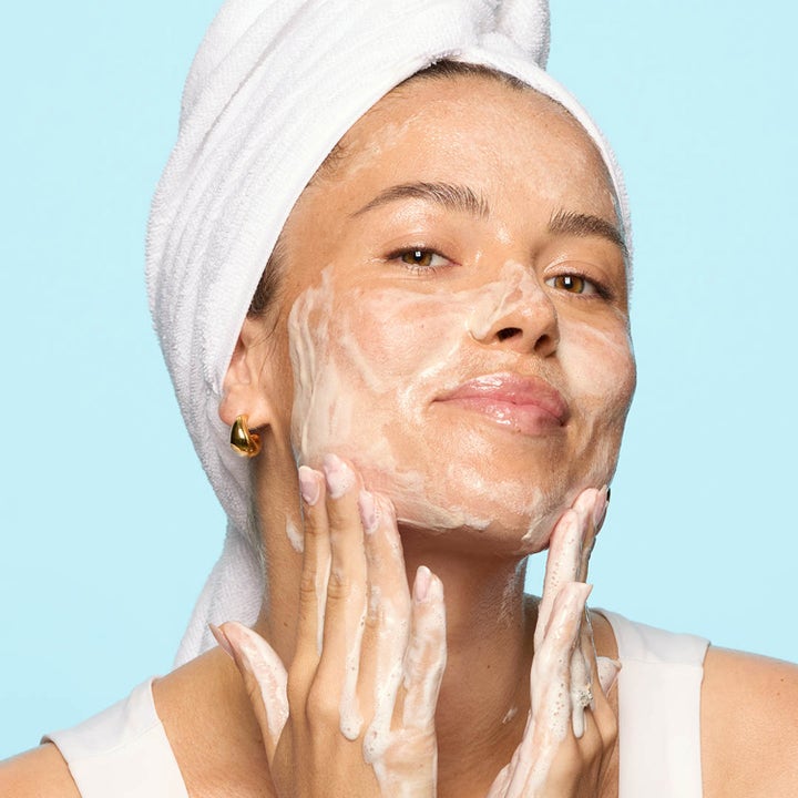 Hickap Dream Barrier Cream Cleanser 125 ml ansigtsrens masseres ind i ansigtet som et blødt cremet hvidt skum