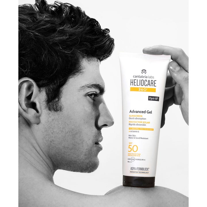 Heliocare Advanced Gel SPF 50 250 ml vandafvisende solcreme med Vitamin E i hvid tube på en mands skulder.