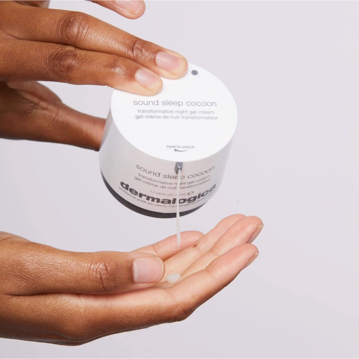 Dermalogica Sound Sleep Cocoon 50 ml nattcreme doseres i håndfladen fra hvid pumpeflaske