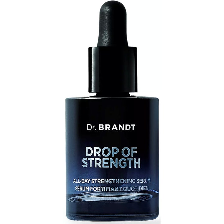 Dr. Brandt Drop of Strength styrkende ansigtsserum i en mørkeblå glasflaske med sort pipette.