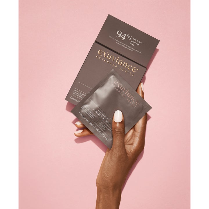 Exuviance Pure Retinol Correcting Peel 6 stk hudfornyende peeling mod mørke pletter i sachet mod pink baggrund