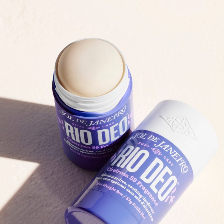Sol de Janeiro Rio Deo Cheirosa 59 57 g beroligende aluminiumfri deodorant i lilla stick med cremet tekstur