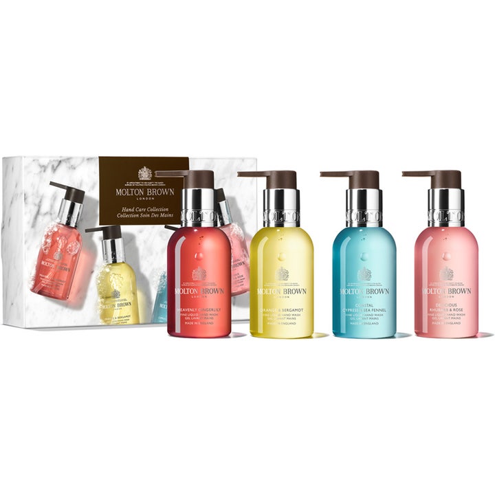 Molton Brown Hand Care Collection gavesæt med 4 håndsæber i farverige flasker foran en hvid marmoreret æske.
