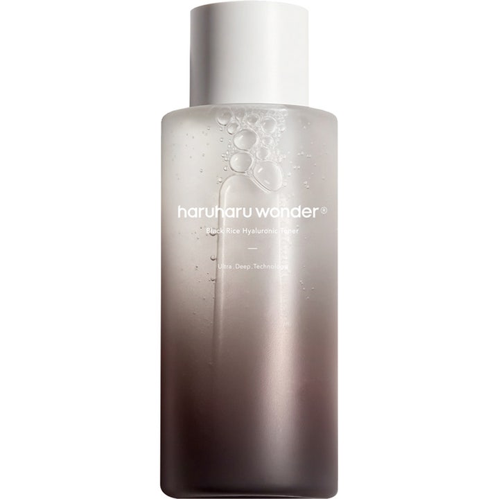 Haruharu Wonder Black Rice Hyaluronic Toner fugtgivende toner i frostet flaske med mørk gradient og hvidt låg.